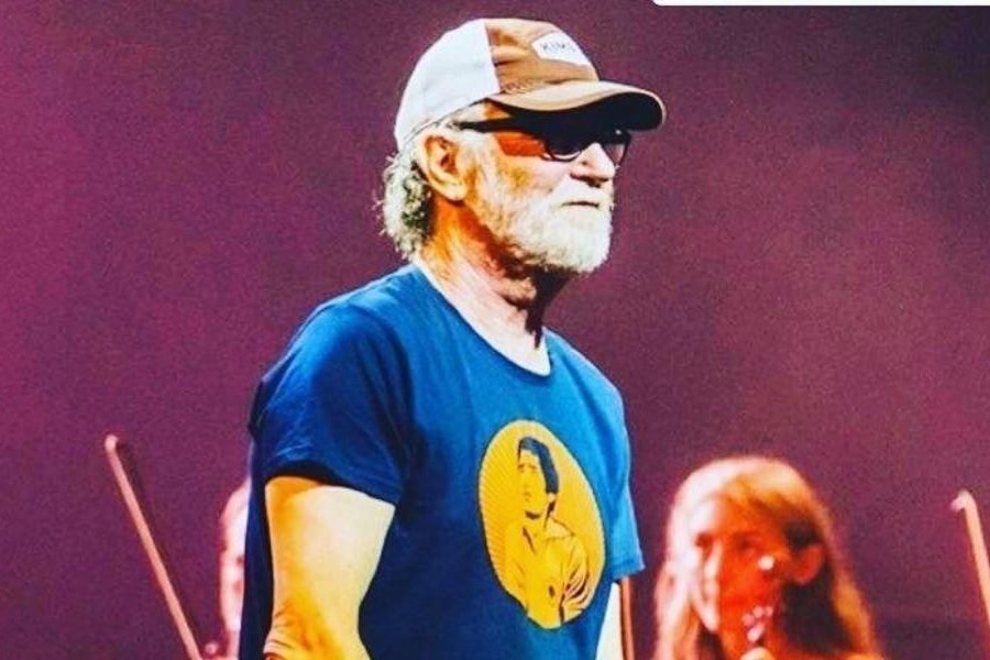 Francesco De Gregori in concerto con la maglia di Agostino Di Bartolomei