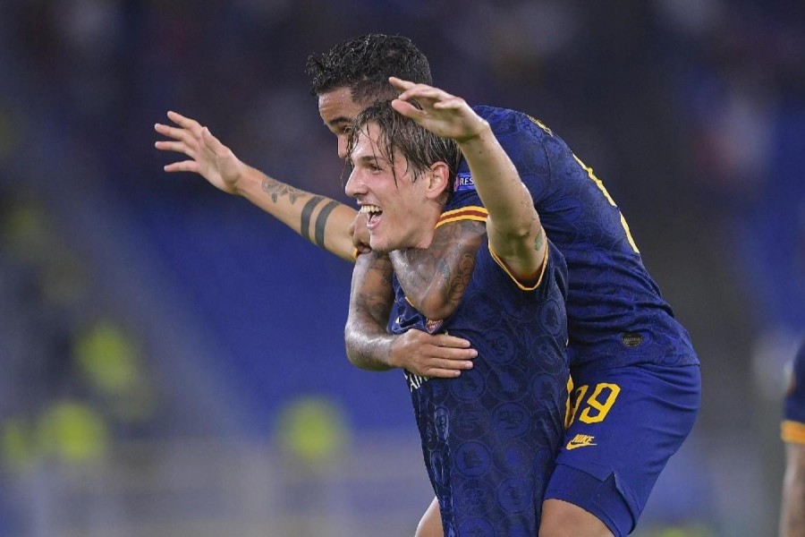 Nicolò Zaniolo e Justin Kluivert festeggiano un gol in Europa League, di LaPresse