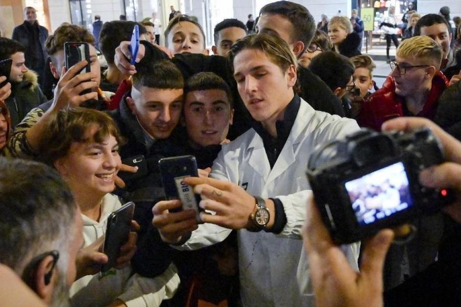 Zaniolo si concede ai tifosi per selfie e autografi, di LaPresse