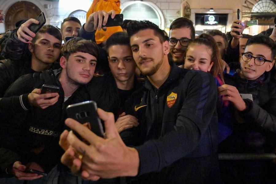 Lorenzo Pellegrini si concede ai tifosi per un selfie