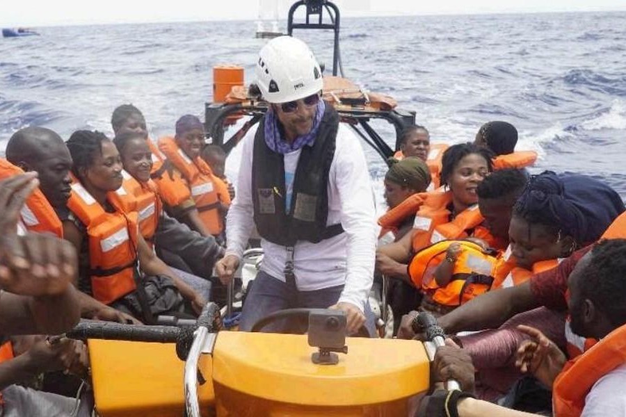 Cristian Totti in mare durante un salvataggio