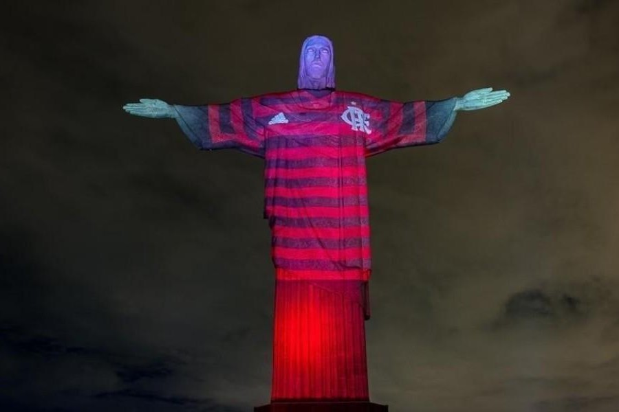 Il Cristo Redentore di Rio vestito con la maglia del Flamengo in occasione della finale di Copa Libertadores
