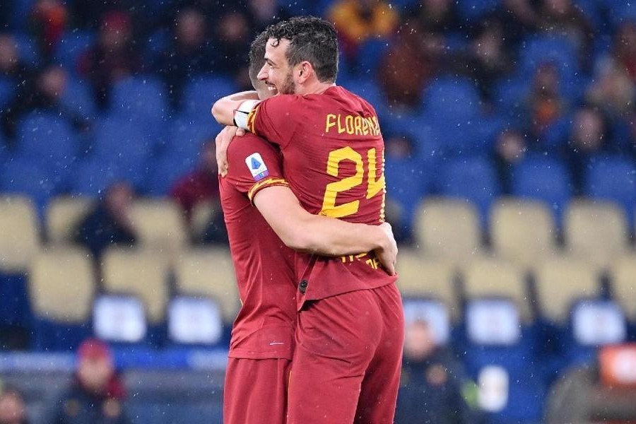 L'abbraccio tra Florenzi e Dzeko dopo il gol del 3-0, di LaPresse