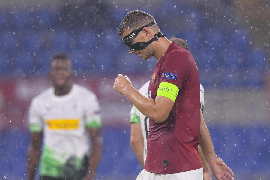 Edin Dzeko in campo con la maschera protettiva contro il Borussia Moenchengladbach, di LaPresse