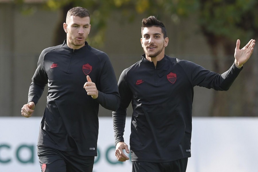 Edin Dzeko e Lorenzo Pellegrini sorridenti durante la rifinitura di ieri mattina a Trigoria, di LaPresse