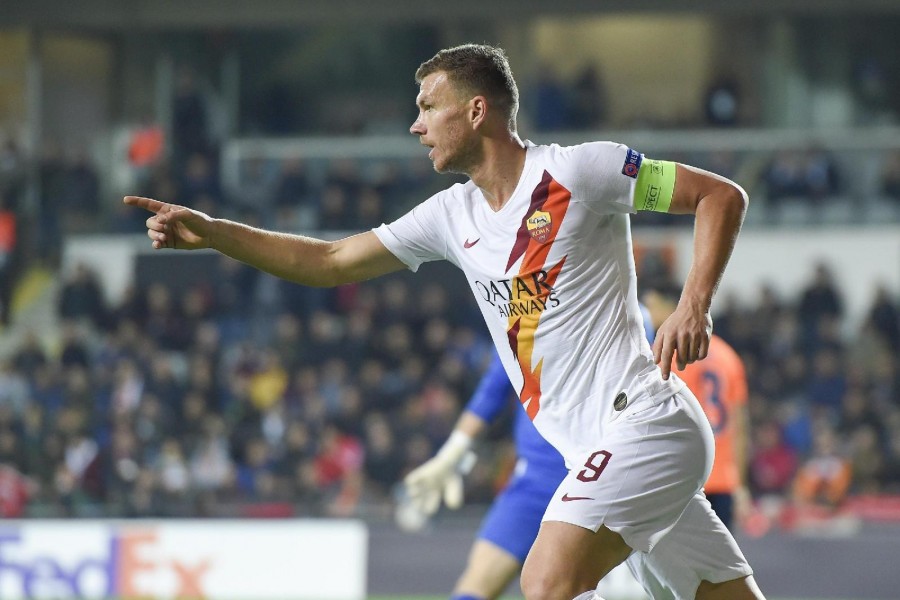 Edin Dzeko festeggia il terzo gol contro l'Istanbul Basaksehir, di LaPresse