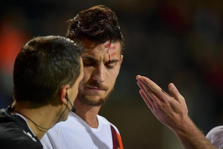 Lorenzo Pellegrini dopo essere stato colpito da un oggetto in campo, di LaPresse