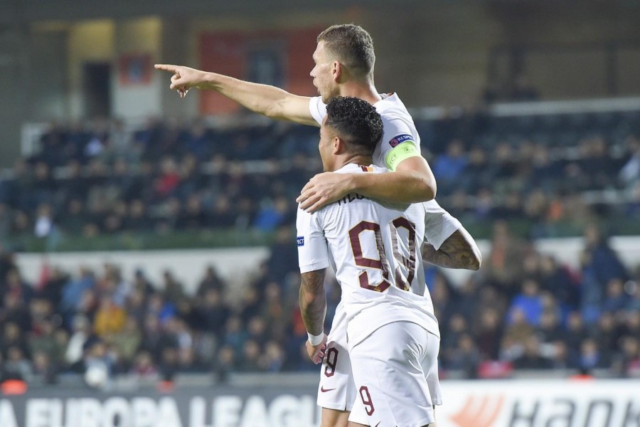 Dzeko e Kluivert si abbracciano dopo un gol, di LaPresse