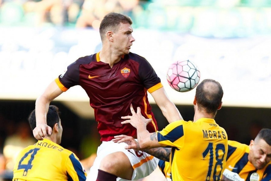 Dzeko in azione contro il Verona al suo debutto, di LaPresse