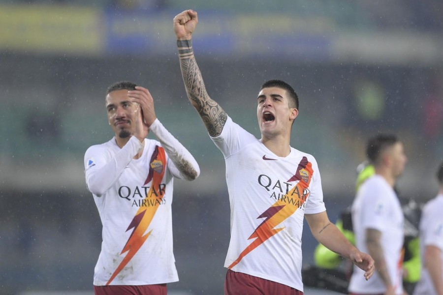 Mancini e Smalling festeggiano la vittoria di Verona, di LaPresse
