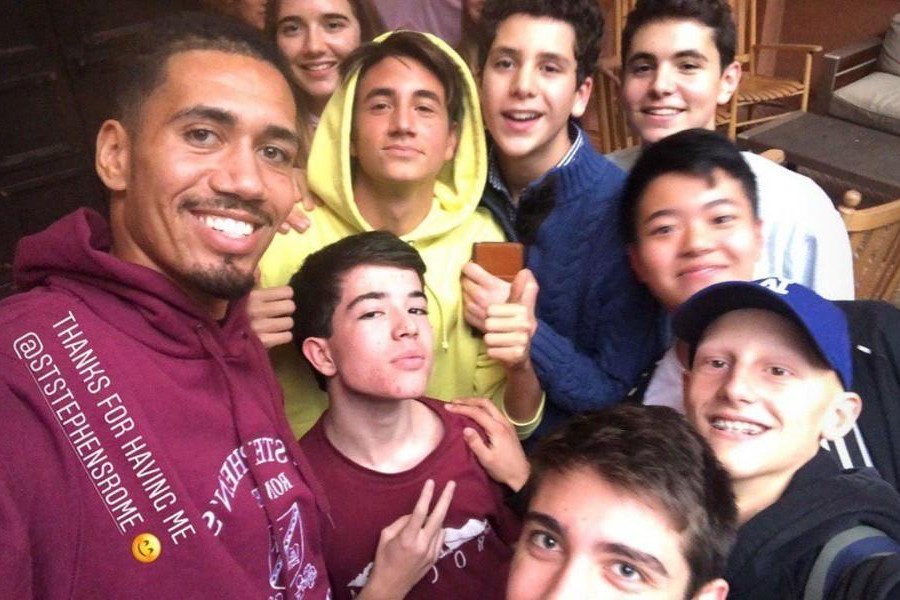 Smalling in posa con alcuni studenti