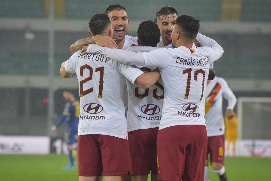 L'esultanza di gruppo della Roma dopo il gol di Kluivert, di LaPresse