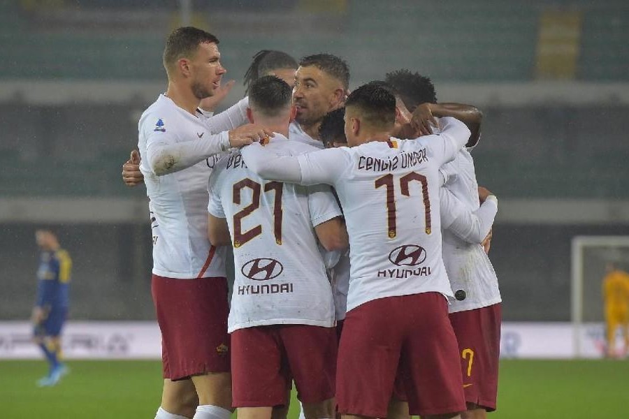 L'esultanza di gruppo della Roma a Verona dove è arrivata la vittoria numero 400 in trasferta, di LaPresse