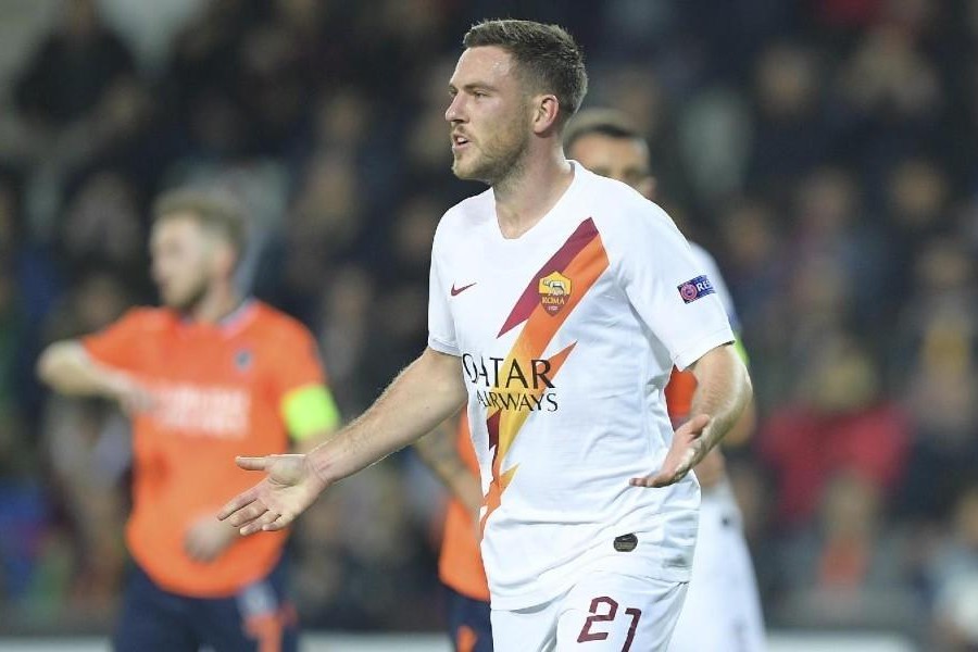 Jordan Veretout esulta dopo il gol contro l'Istanbul Basaksehir, di LaPresse