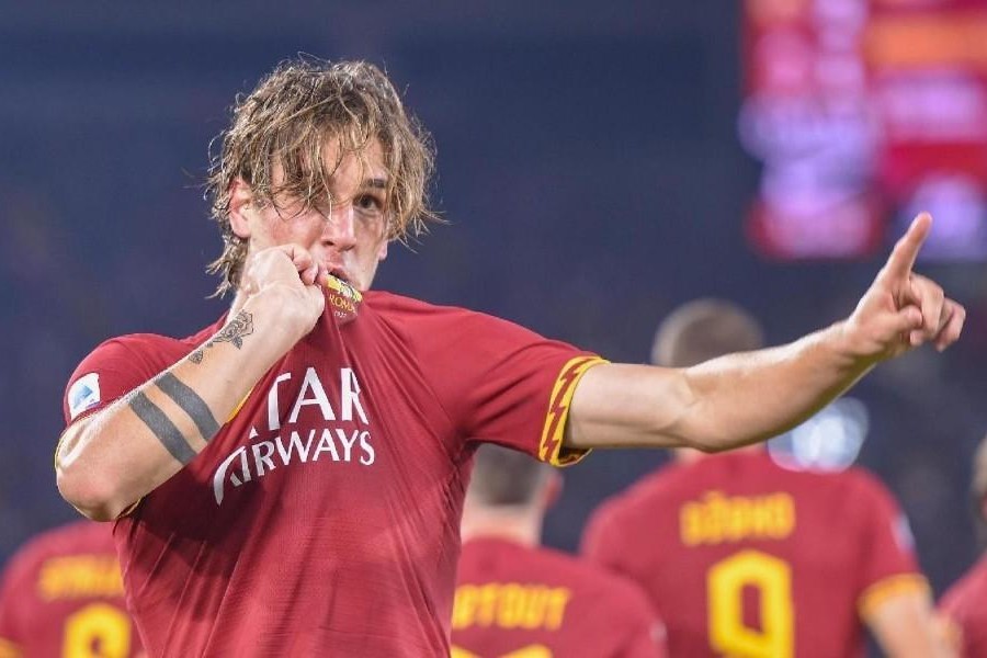 Nicolò Zaniolo e il bacio alla maglia della Roma, di LaPresse