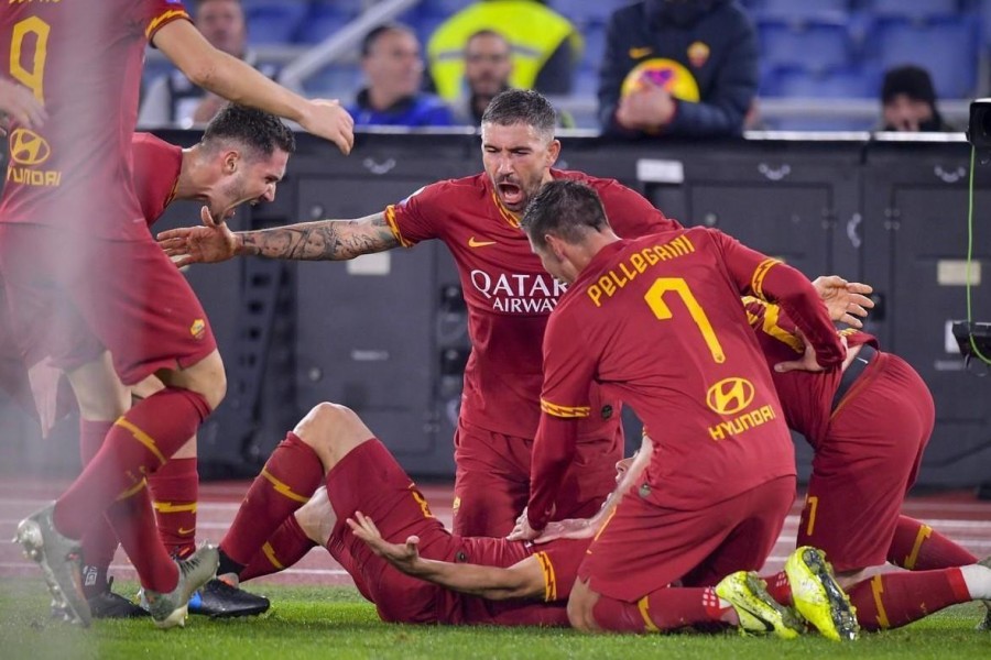 La squadra festeggia il gol di Diego Perotti, di LaPresse