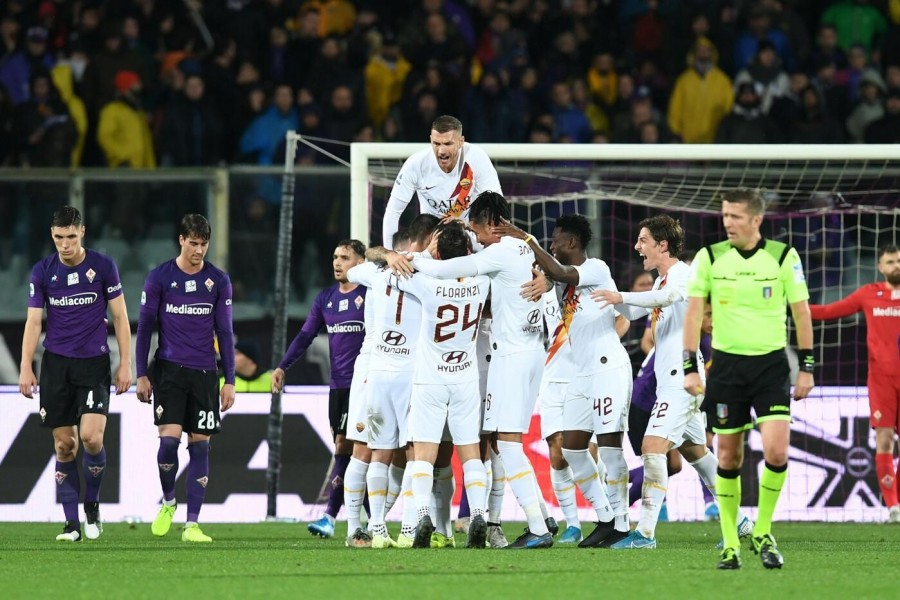 La squadra celebra il secondo gol di Kolarov su punizione, di LaPresse