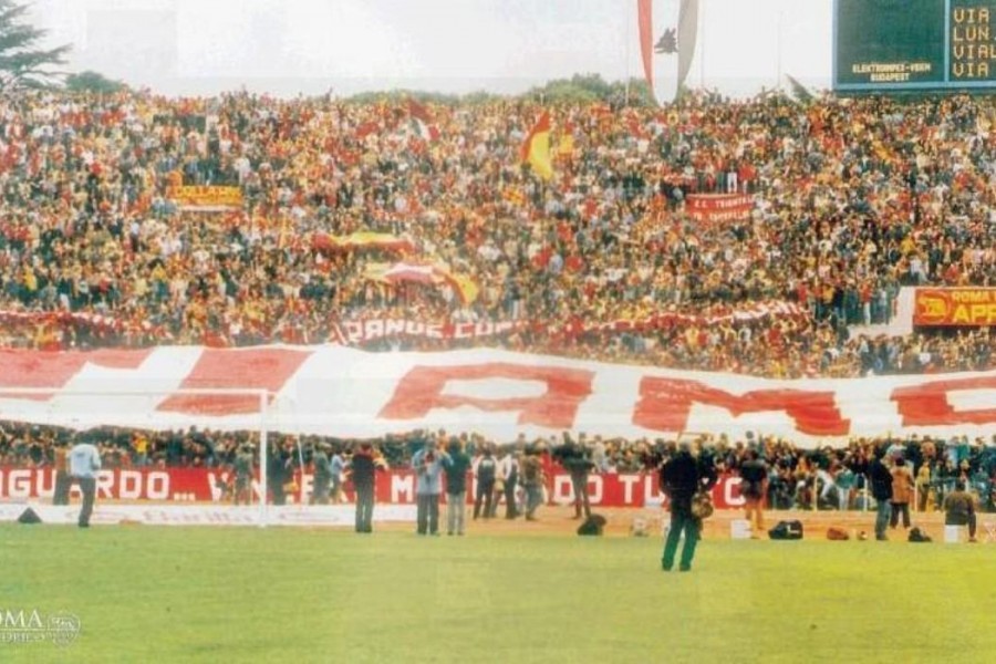 Lo storico striscione esposto dalla Curva Sud prima di Lazio-Roma 0-2, domenica 23 ottobre 1983 (ARCHIVIO AS ROMA)