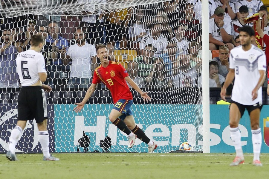 Dani Olmo con la maglia della nazionale spagnola, di LaPresse