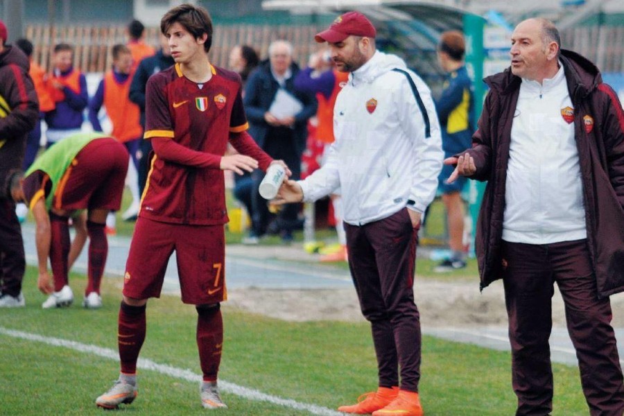 A destra, nella foto grande, Alessandro Toti, sulla panchina della Roma Under 17 (con lui Mirko Antonucci e il fisioterapista, Taborro). Sotto, Mauro Fattori, che si è dimesso dalla panchina dell’Under 18 per motivi personali