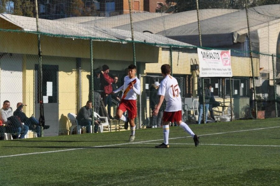 Bauco abbraccia Feola dopo il gol del 2-1 in Roma-Milan