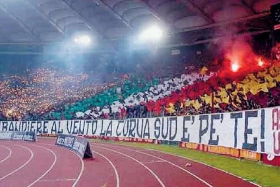 La Curva Sud in Roma-Juve 4-0 del 2003-04