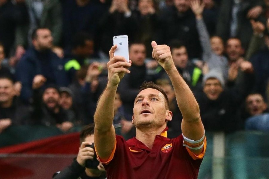 Totti alle prese con il selfie sotto la Sud dopo la doppietta al derby, di LaPresse