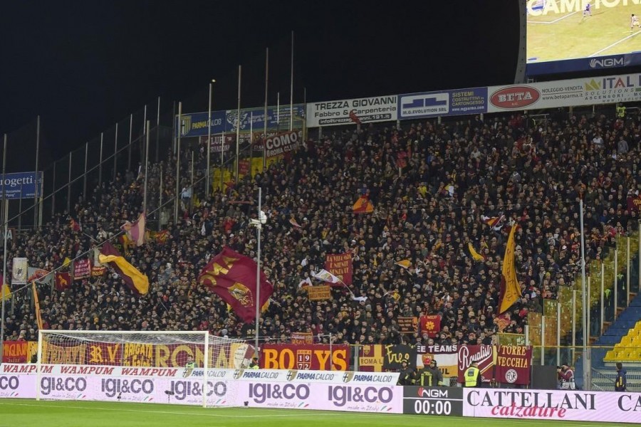 Tifosi giallorossi nel settore ospiti del Tardini, di LaPresse