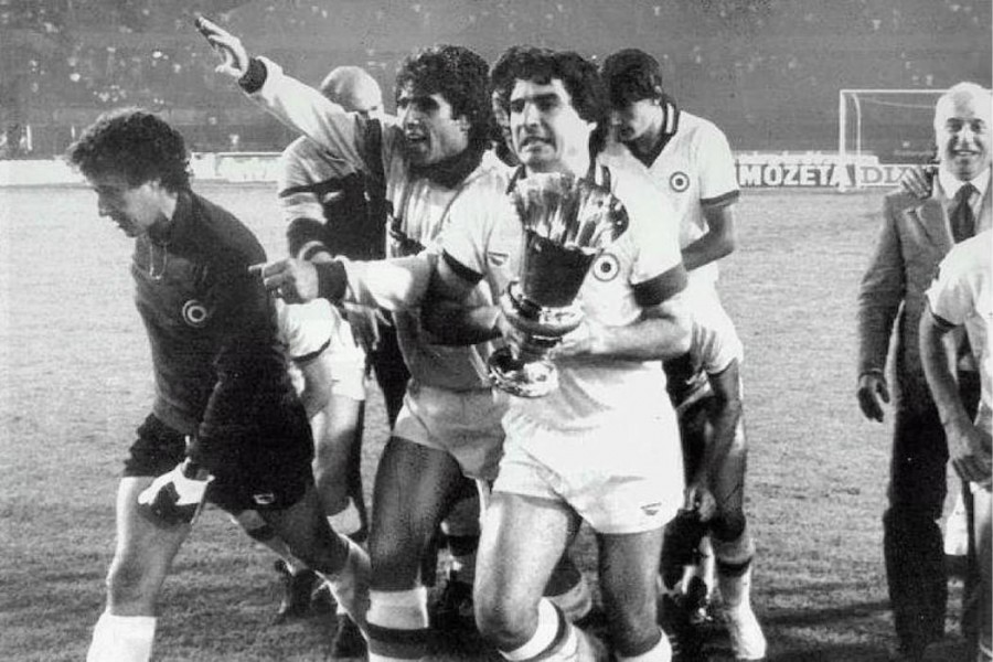 Agostino stringe tra le mani la Coppa Italia vinta nel 1980-81