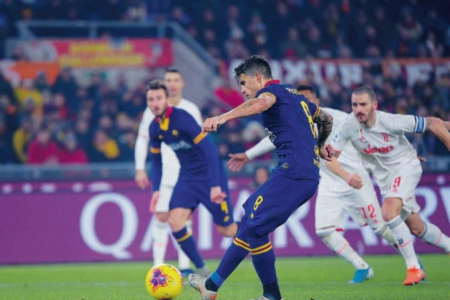 Il gol su rigore di Diego Perotti lo scorso 12 gennaio che poteva riaprire la partita, di LaPresse