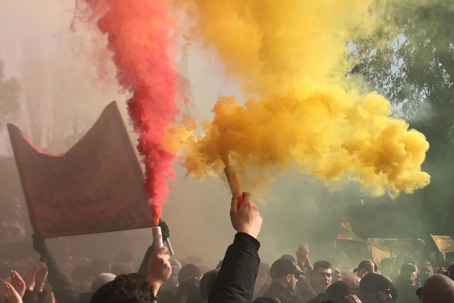 I tifosi giallorossi all' esterno di Trigoria