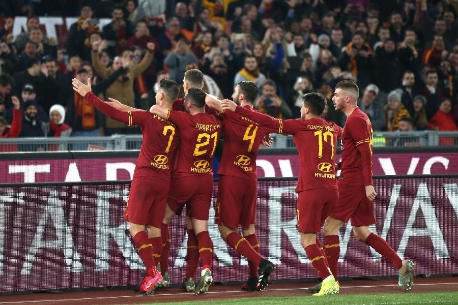 La Roma esulta al gol di Dzeko durante il derby, di Mancini