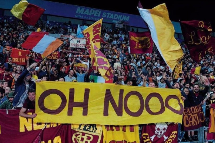 20 maggio 2018: i tifosi della Roma festeggiano la qualificazione in Champions con la contemporanea defezione della Lazio, di LaPresse