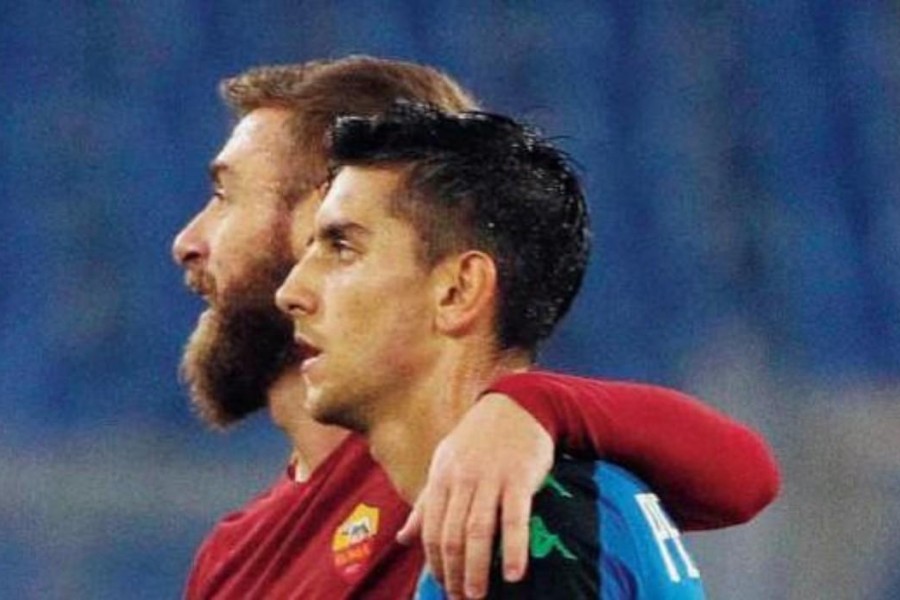 Lorenzo Pellegrini quando vestiva ancora  la maglia  del Sassuolo, abbracciato al suo idolo Daniele De Rossi durante una sfida fra la Roma e i neroverdi, di Mancini