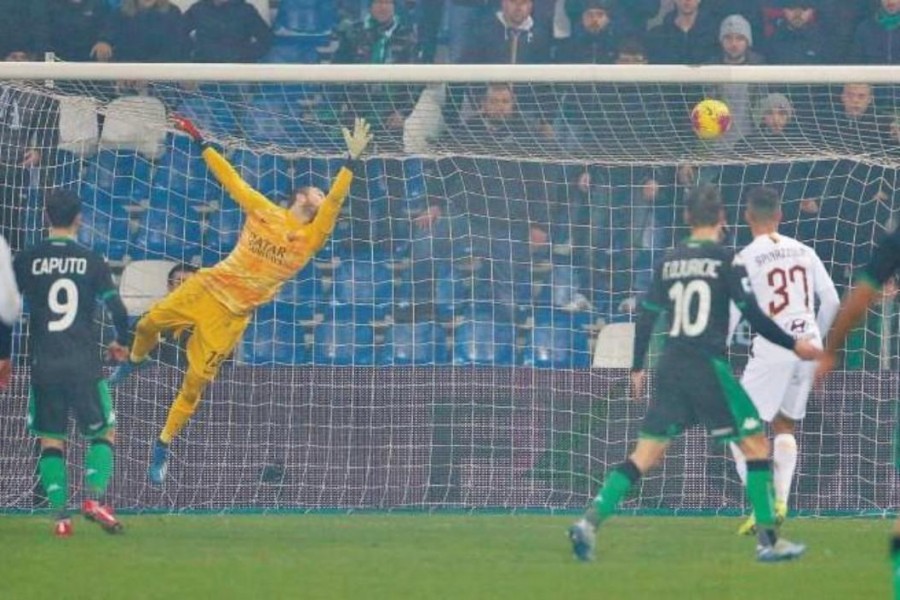 Il destro a giro di Boga che batte Pau Lopez per il 4-2, appena dopo il rigore trasformato da Veretout, di Mancini