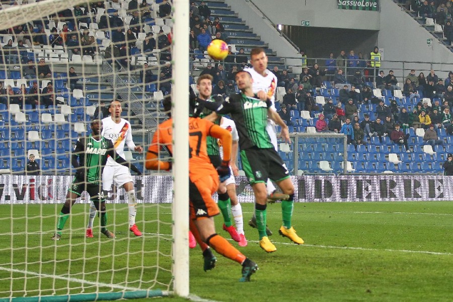 Dzeko sovrasta Ferrari a Reggio Emilia e realizza  il suo centesimo gol con la maglia della Roma