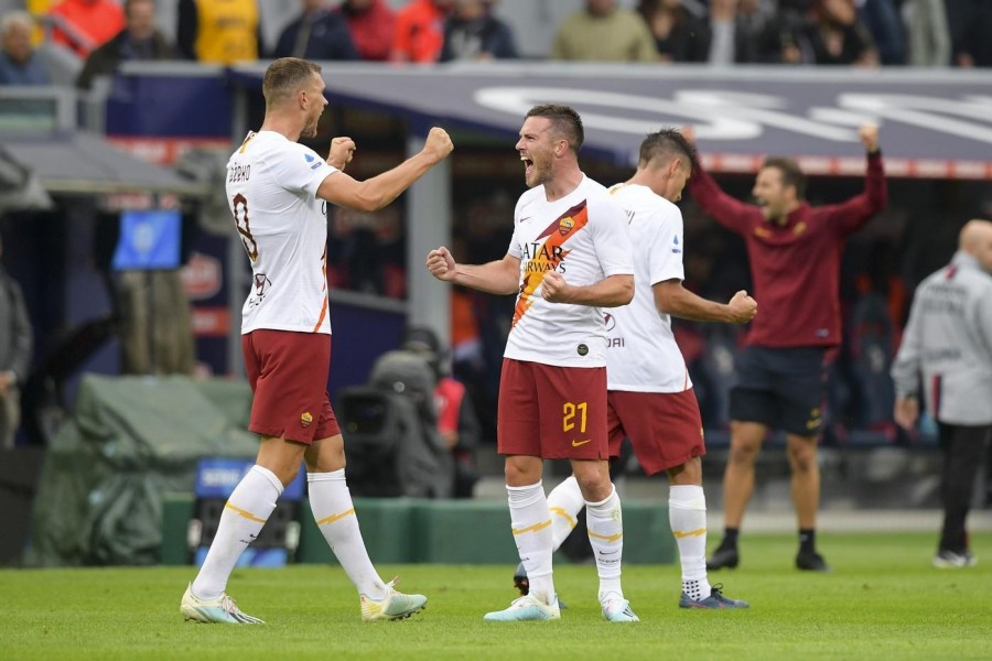 Dzeko e Veretout esultano a Bologna dopo la vittoria dell'andata, di LaPresse