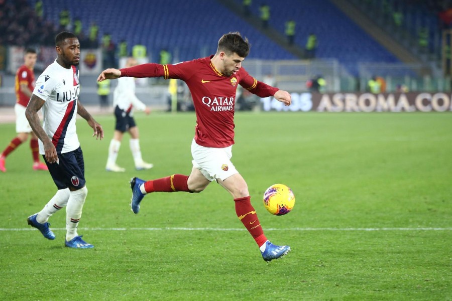 Carles Perez in azione contro il Bologna. Il catalano è stato fra i pochi giocatori della Roma a sembrare vitale, di Mancini