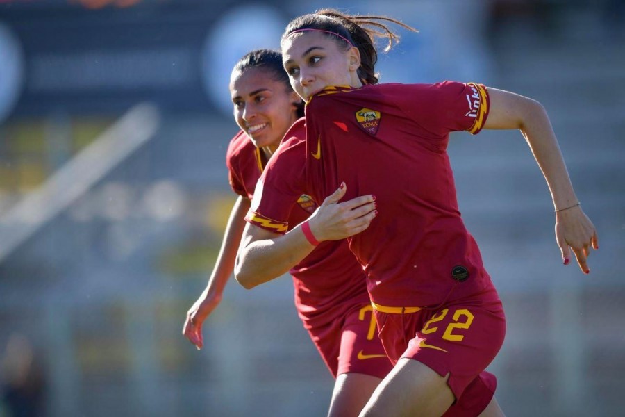 Bonfantini esulta dopo il gol del 2-0 segnato contro il Verona, il 100° in gare ufficiali della storia della Roma Femminile