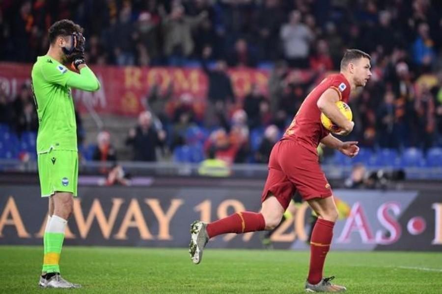 Dzeko porta il pallone a centrocampo dopo l'autogol di Tomovic in Roma-Spal 3-1, l'unica vittoria giallorossa in rimonta di questa stagione