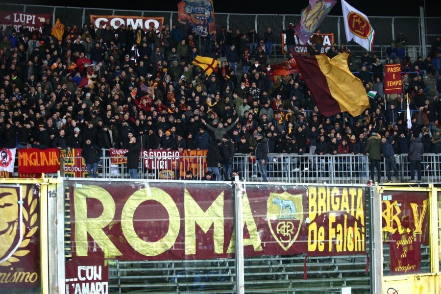 Uno scorcio del settore ospiti del Gewiss Stadium riempito dai romanisti