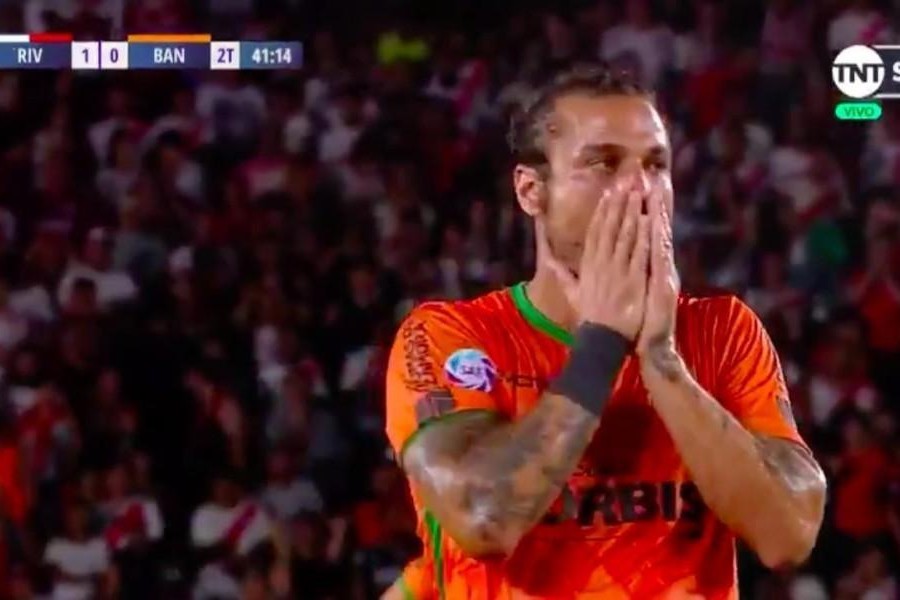 La reazione di Osvaldo dopo aver sfiorato il gol