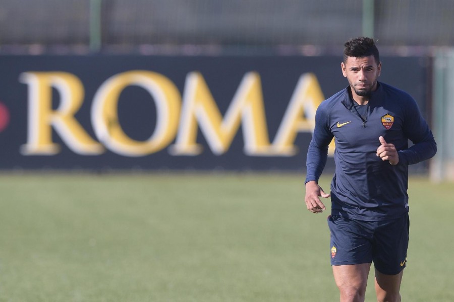 Bruno Peres durante un'allenamento con la Roma