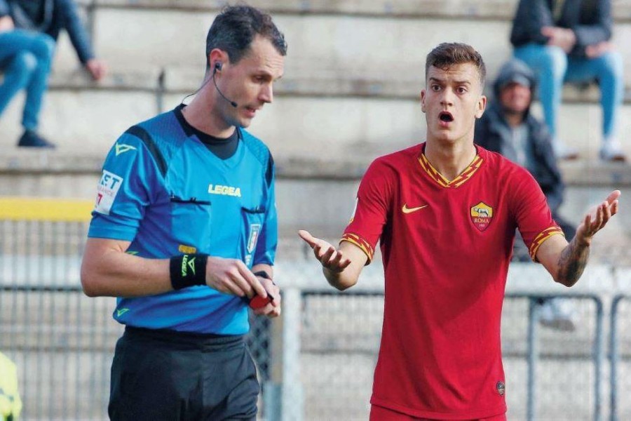 Estrella protesta con l'arbitro dopo il rosso nella semifinale di ritorno in Coppa Italia contro il Verona, di Mancini