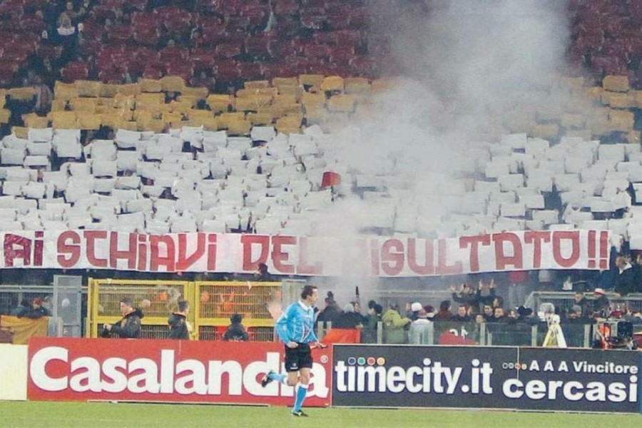 Lo striscione esposto in Curva Sud in occasione di Roma-Lecce del 20 novembre 2011