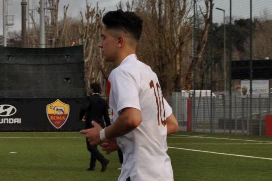 Cristian Volpato con la maglia numero 10 della Roma