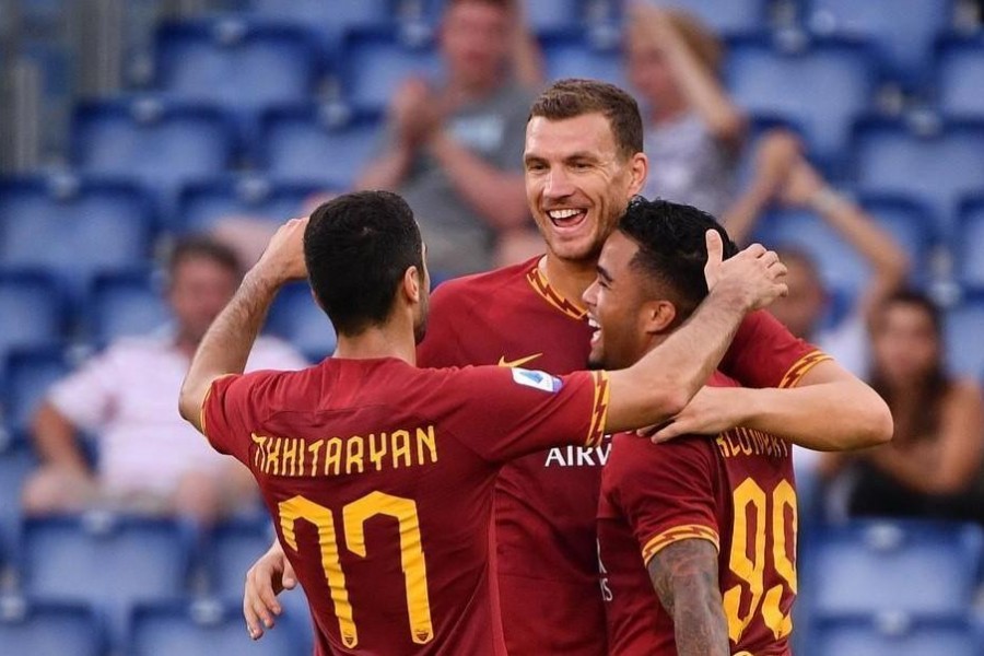 Dzeko e Mkhitaryan abbracciano Justin Kluivert, di LaPresse