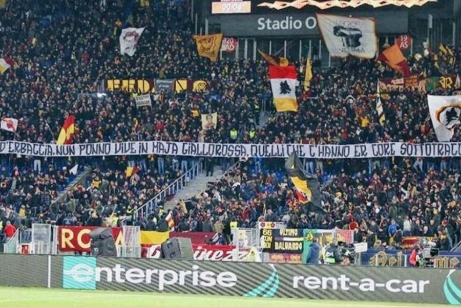 Lo striscione esposto dalla Curva Sud prima di Roma-Gent