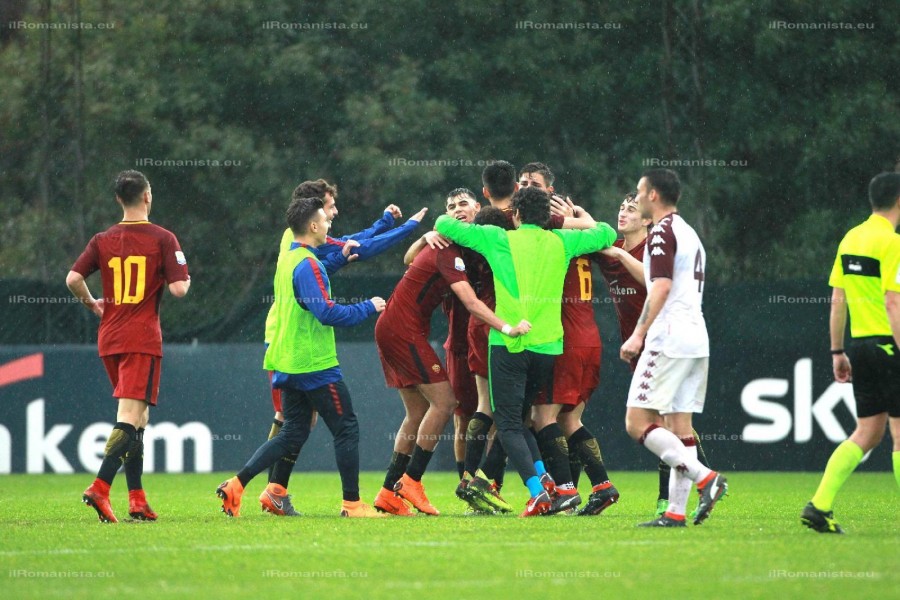 La festa della Roma Primavera dopo il successo di sabato con il Torino, valso il primo posto  (FOTO MANCINI)