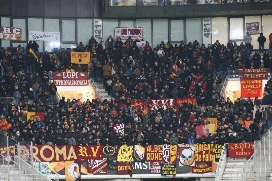 Il settore ospiti durante Gent-Roma, di Mancini